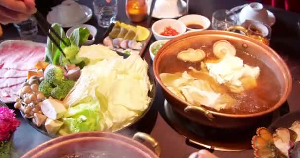φέτες βοείου κρέατος στην καυτή σούπα κατσαρόλα για Shabu Shabu  - Πλάνα, βίντεο