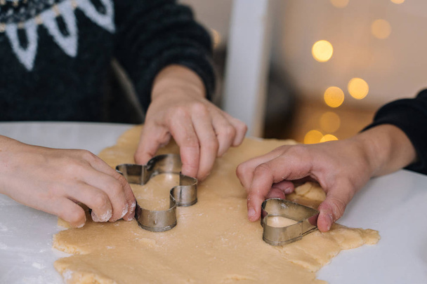 Detail van de jonge kinderen bakken kerst peperkoek koekjes in hou - Foto, afbeelding