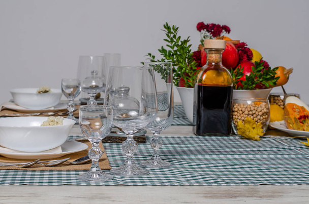 Beau décor de table avec des fleurs de lavande sur fond en bois
 - Photo, image