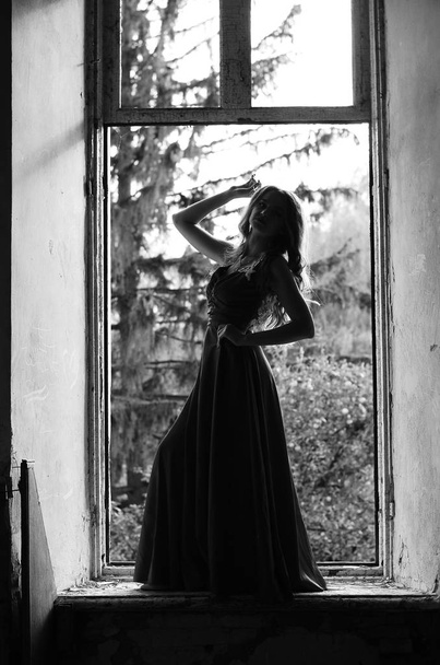 Duvarın yanında güzel, modern elbiseli bir kız. Gençlik Alanı - Fotoğraf, Görsel