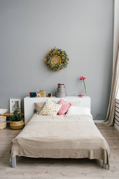 Το κρεβάτι στο υπνοδωμάτιο, διακοσμημένο για τα Χριστούγεννα και το νέο έτος - Φωτογραφία, εικόνα