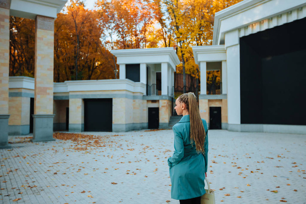 Девочка осенью гуляет, оглядываясь назад
 - Фото, изображение