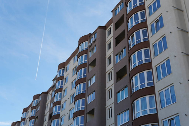 Moderní byt budování skutečné zvýšení v městě s modrou oblohou - Fotografie, Obrázek