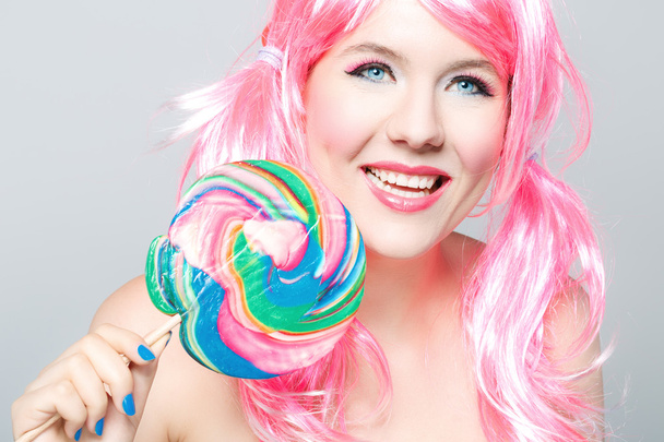Hermosa chica feliz con el pelo rosa
 - Foto, imagen