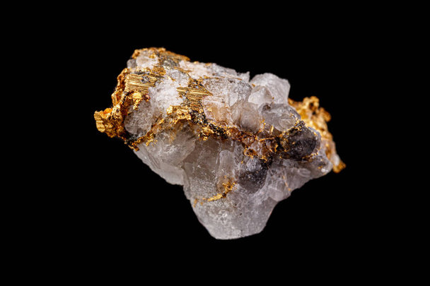 makro minerální kámen zlato ve skále na černém pozadí  - Fotografie, Obrázek