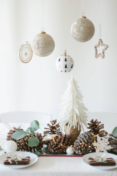 ミニクリスマスツリー、松のコーンと冬のテーブルの装飾 - 写真・画像