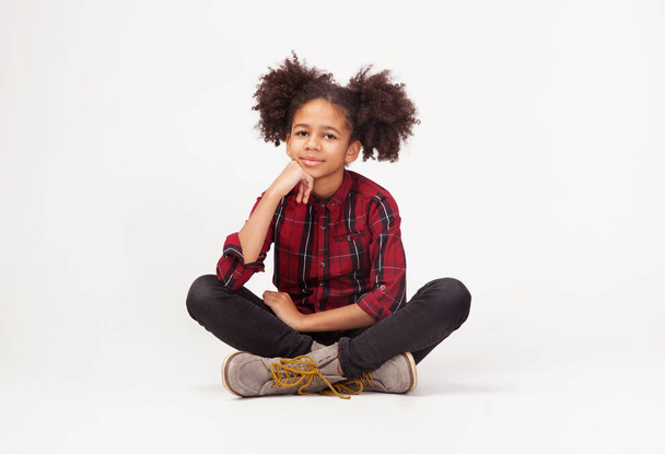 Cute nastolatek dziewczyna w casual stylowe ubrania siedzi - Zdjęcie, obraz