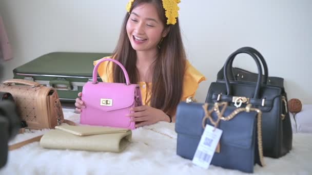 Beauty Asian Vlogger blogger rozhovor s profesionálním digitálním fotoaparátem Dslr video živě. Žena koučování obchodování a přezkoumání oděvní produkt. Kurz obchodní prezentace. Videozáznam HD - Záběry, video
