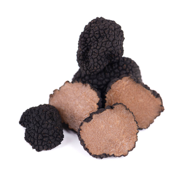 Zwarte truffels geïsoleerd op een witte achtergrond. Verse gesneden truffel. Delicacy exclusieve truffel champignon. Pikante en geurige Franse delicatesse. Knippad. - Foto, afbeelding