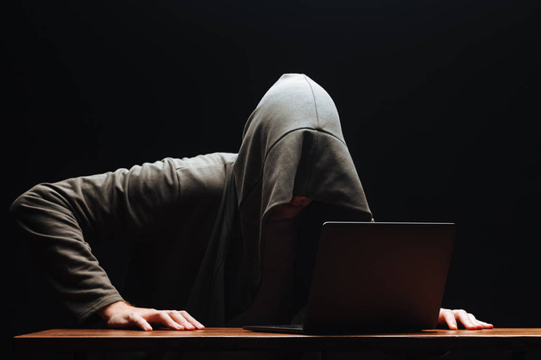Хакер с ноутбуком спланировал преступление
 - Фото, изображение