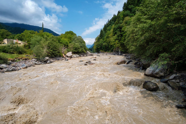 泥だらけの山の川が流れる - 写真・画像