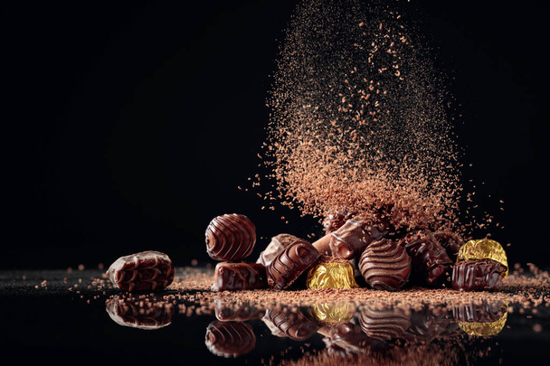 Шоколадні цукерки посипані шоколадними чіпсами
. - Фото, зображення
