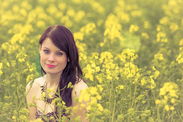 Sorrindo verão amor mulher sentada no campo de colza feliz
 - Foto, Imagem