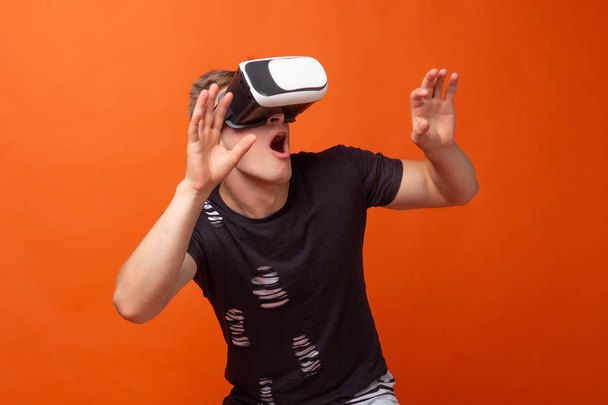 attractive muscular guy was surprised at what is happening in virtual reality - Fotografie, Obrázek