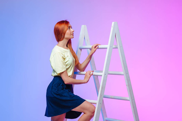  het meisje klimt de ladder op - Foto, afbeelding