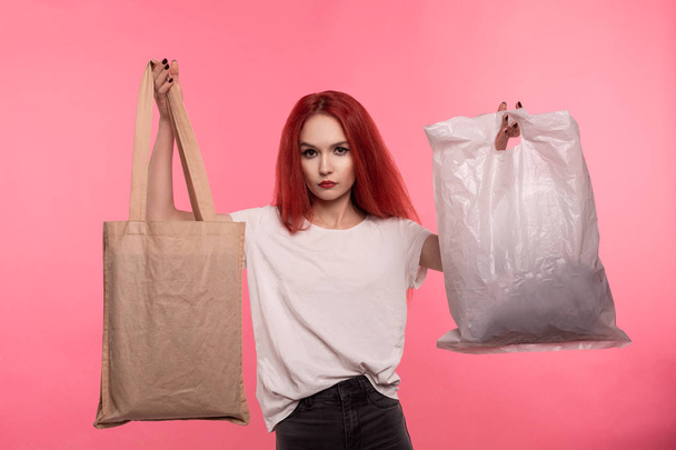 Jovem ativista bonita segurando eco-friendly e sacos de plástico
 - Foto, Imagem