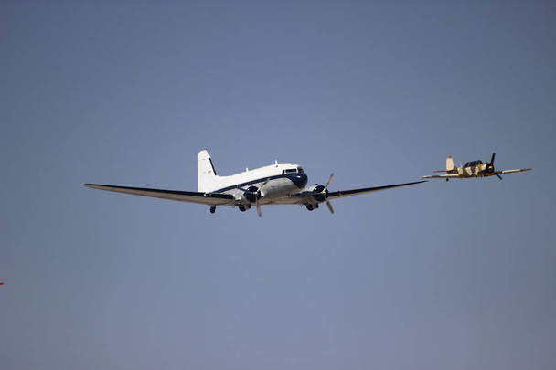 a kék égbolton repülő légcsavaros repülőgép  - Fotó, kép