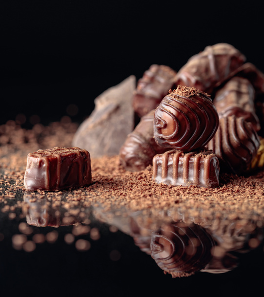 Schokoladenbonbons mit Schokoladenchips bestreut. - Foto, Bild