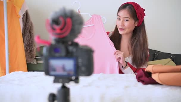 Profesyonel DSR dijital kamera film videosu ile Asyalı Güzel Vlogger blogger röportajı. Kadın ticareti ve giyim ürünlerini gözden geçirme. İş sunumu eğitim sınıfı. Hd video görüntüleri - Video, Çekim