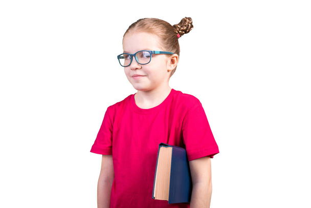 A rapariga de óculos tem um livro velho debaixo da axila. Isolado sobre um fundo branco
. - Foto, Imagem