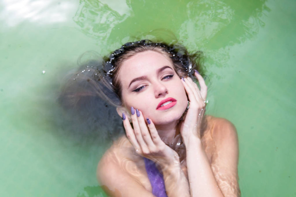 Islak modeli duş alır ve giyim, ıslak giyim, kadın, ıslak bak sauna ve yüzme havuzunda yüzüyor - Fotoğraf, Görsel