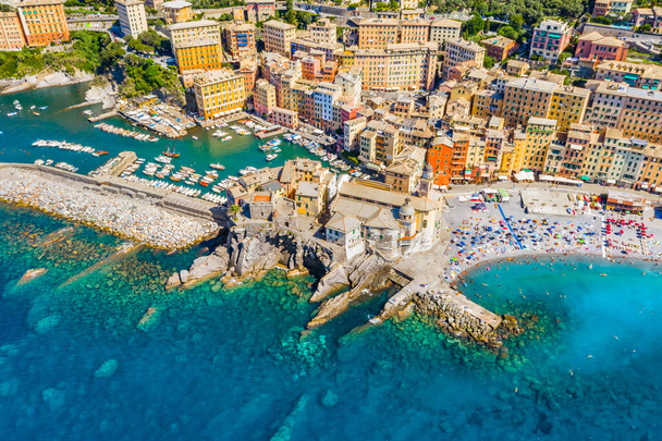Vista aérea de Camogli. Edificios coloridos cerca del mar de Liguria. Vista desde arriba en la playa pública con agua azul y limpia
. - Foto, Imagen