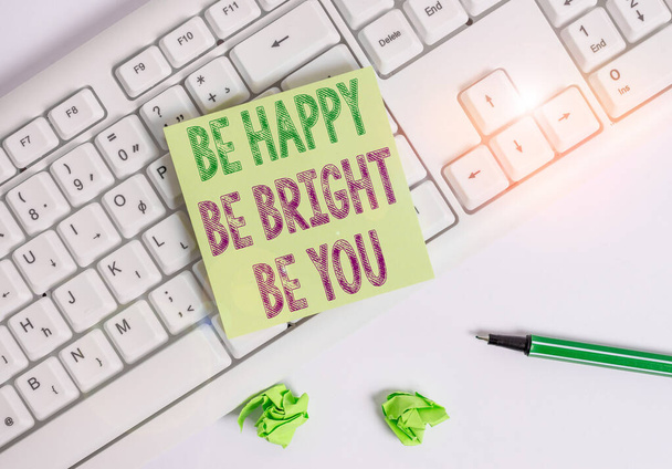 Schrijfbriefje met Be Happy Be Bright Be You. Zakelijke foto showcasing Zelfvertrouwen goede houding genieten vrolijke Green note papier met potlood op witte achtergrond en pc toetsenbord. - Foto, afbeelding