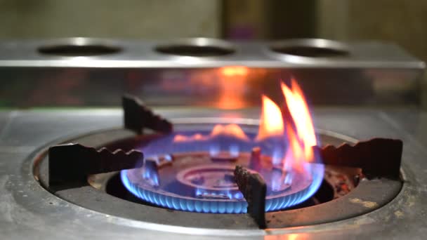 éget égő. Gáz bekapcsolása, apearing kék láng gáztűzhely video 4k - Felvétel, videó