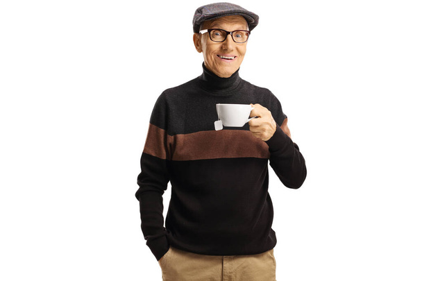 Elderly man posing with a cup of tea - Foto, afbeelding