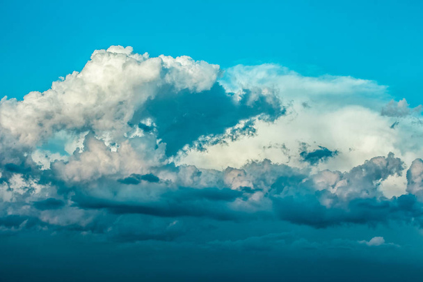 Belle nuvole drammatiche con sfondo cielo blu. Materia naturale
 - Foto, immagini