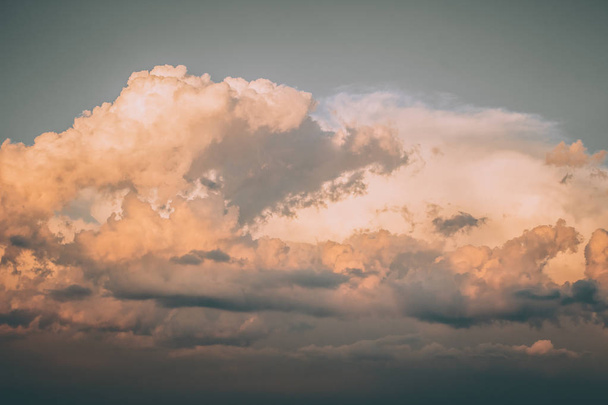 Turuncu altından arkaplanı olan güzel dramatik bulutlar. Natur. - Fotoğraf, Görsel