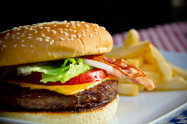 Klasszikus sajt Burger grillezett marhahús és pirított zsemle - Fotó, kép