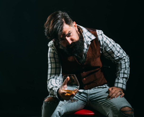 Alcoholic addiction - get the treatment you need. Drunk man holding whisky glass after he drank a lot of alcohol and feeling headache. Alcoholic concept. - Fotoğraf, Görsel