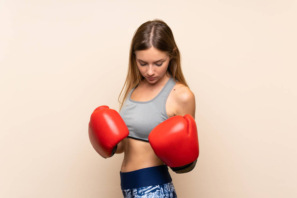 Sarışın, sporcu, izole edilmiş, boks eldivenli genç bir kız. - Fotoğraf, Görsel