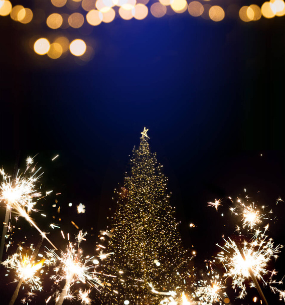 Fundo de Natal abstrato com árvore de Natal e feriados l
 - Foto, Imagem
