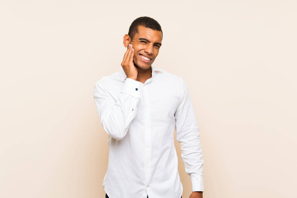 Молодой красивый брюнетка мужчина на изолированном фоне с зубной болью
 - Фото, изображение