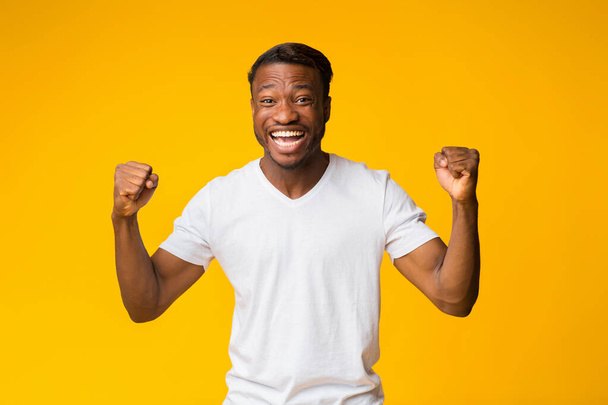 Black Guy Shouting Shaking Fists Standing On Yellow Background - Foto, Imagen