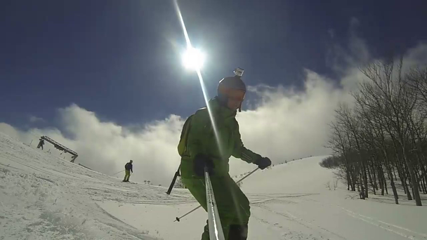 Skisportler fahren im Winter ab - Filmmaterial, Video