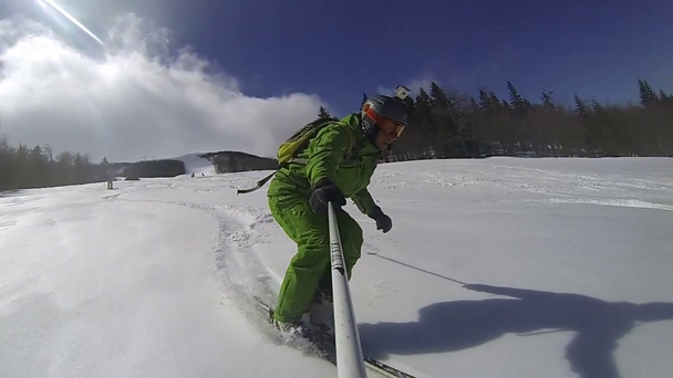 Лыжник спускается по склону зимой
 - Кадры, видео