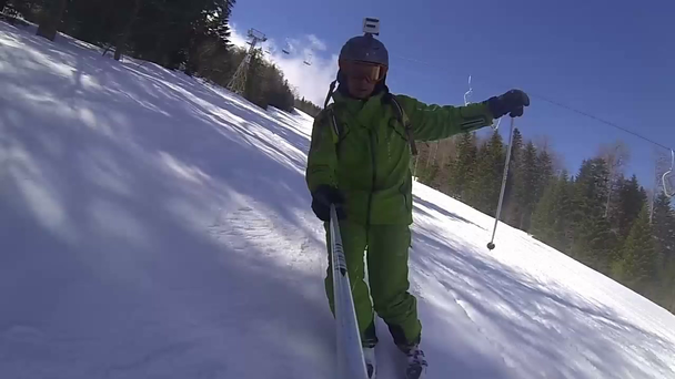 Ski sport hombre cuesta abajo en invierno
 - Metraje, vídeo