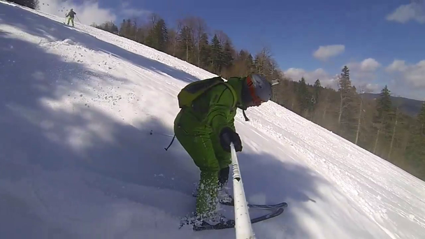Lyžařský sport muž z kopce v zimě - Záběry, video