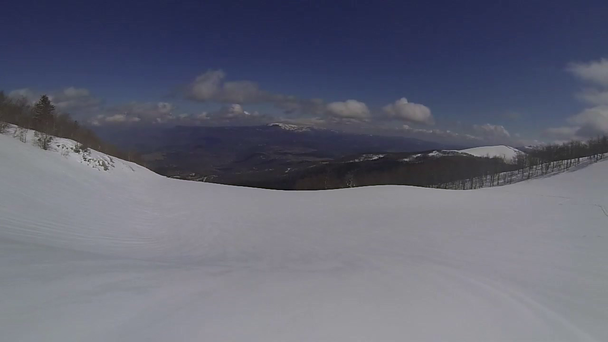 płukanie widok zaśnieżonych gór - Materiał filmowy, wideo