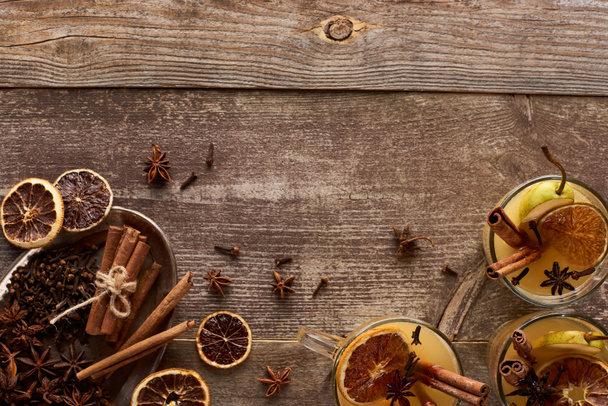 верхний вид традиционного грушевого глинтвейна со специями на деревянном деревенском столе
 - Фото, изображение