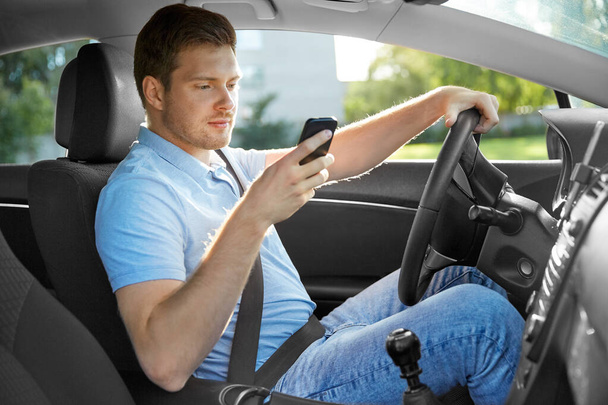 man driving car and using smartphone - Foto, Imagem