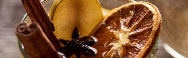 lähikuva päärynä glögi mausteet ja kuivatut sitrushedelmät, panoraama laukaus
 - Valokuva, kuva