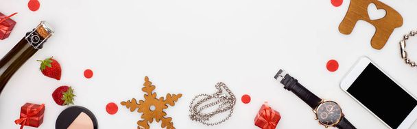 smartphone, φρέσκια φράουλα, μπουκάλι σαμπάνιας, ρολόι χειρός, χριστουγεννιάτικα μπιχλιμπίδια, βραχιόλια, πούδρα προσώπου που απομονώνεται σε λευκό - Φωτογραφία, εικόνα