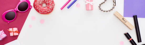 plano panorámico de gafas de sol, donut, cosméticos, cajas de regalo, pulseras, bloque de madera con inscripción de mayo aislado en blanco
 - Foto, imagen