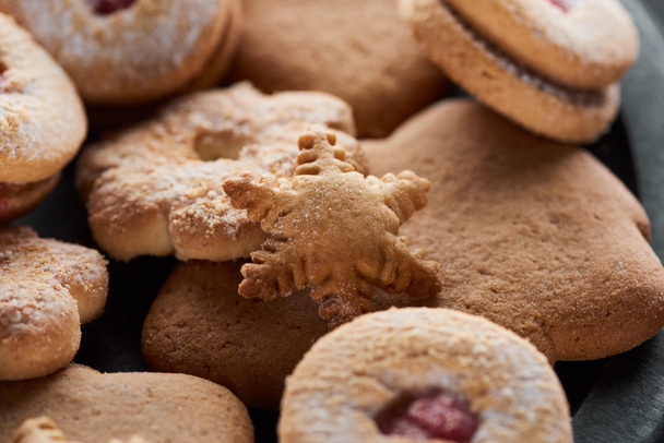 close-up uitzicht op heerlijk gebakken sneeuwvlokje koekje - Foto, afbeelding