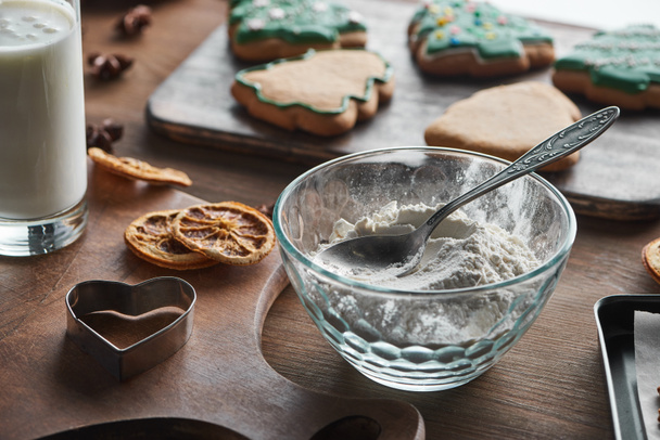 enfoque selectivo de galletas de Navidad ingredientes en mesa de madera
 - Foto, Imagen