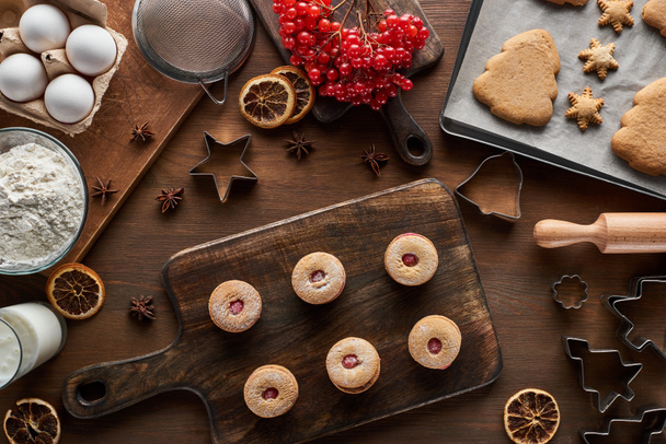 vista superior da preparação de biscoitos de Natal na mesa de madeira
 - Foto, Imagem